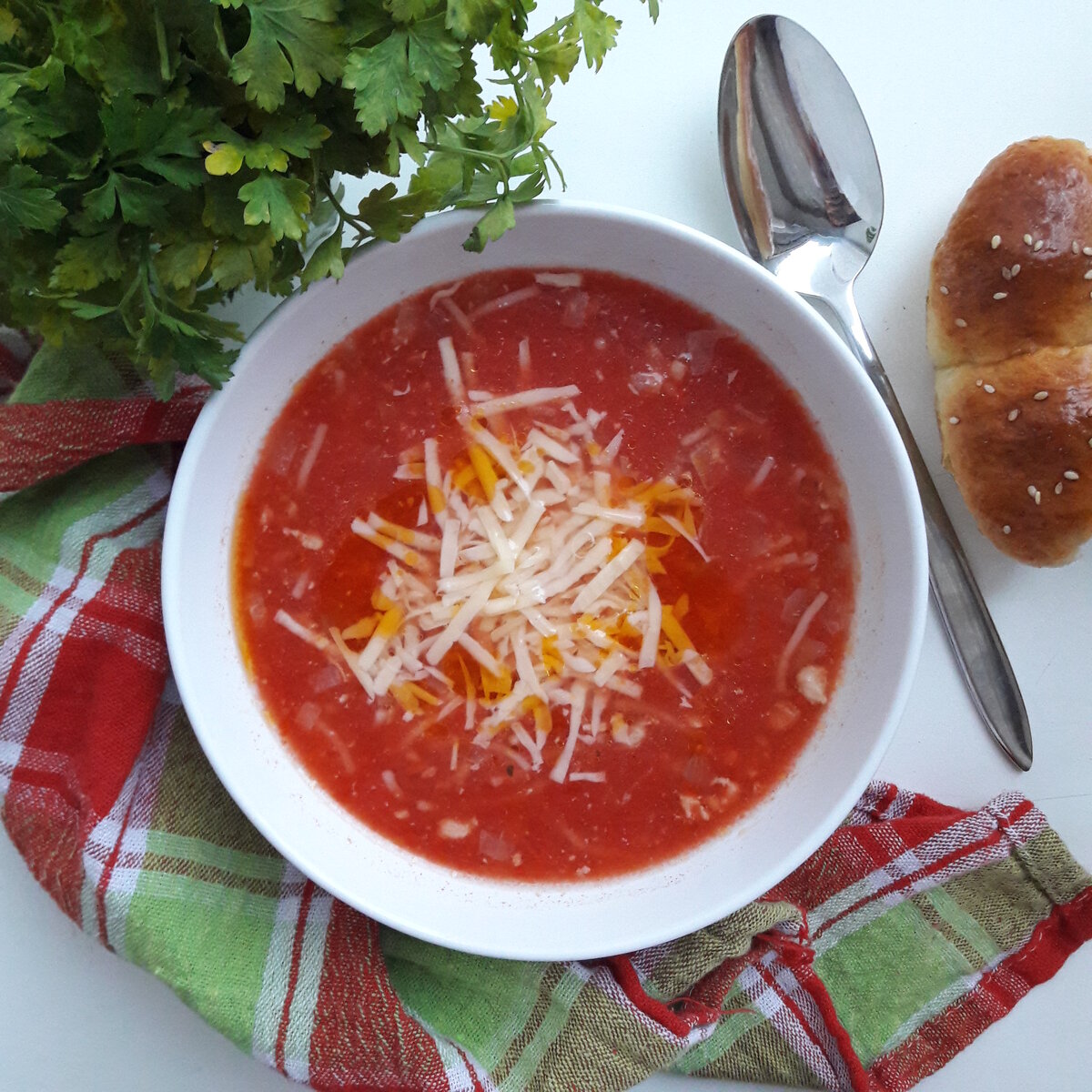 Томатный суп с сыром, который просто невозможно не съесть