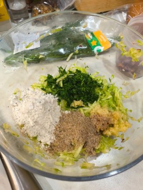 Лёгкий ужин: волшебство кабачковых оладушек