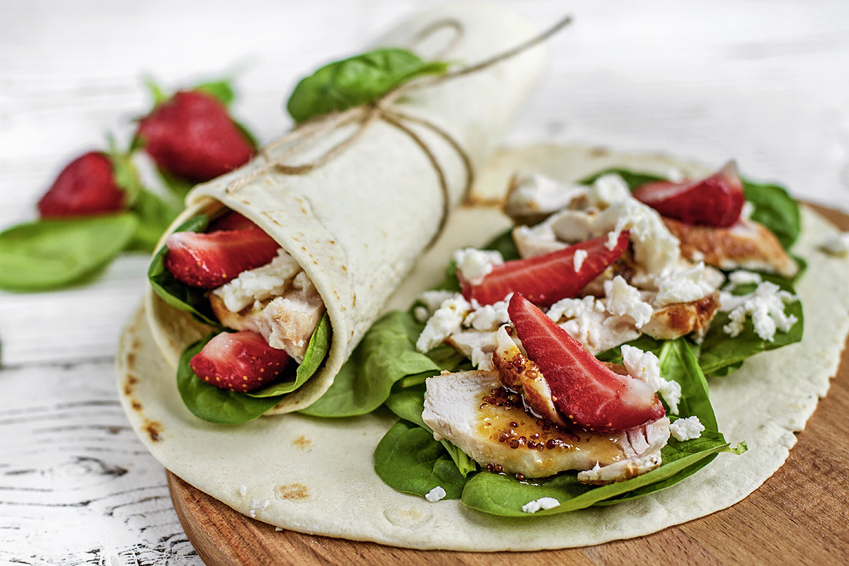 Насладитесь врапом с курицей, шпинатом и клубникой