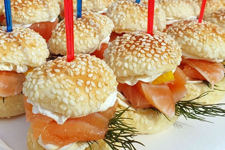 Как удивить гостей: домашние мини-бургеры на праздник