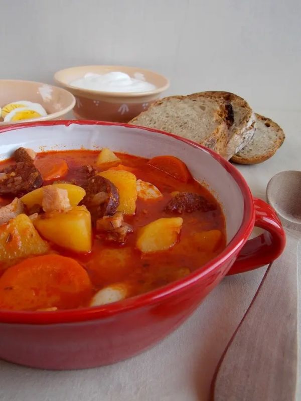 Картофельный суп с колбасками и сельдереем: венгерское вдохновение