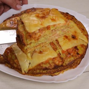 Из 500 г картошки и одной луковицы за 35 минут — запеканка, которую съедают за один присест