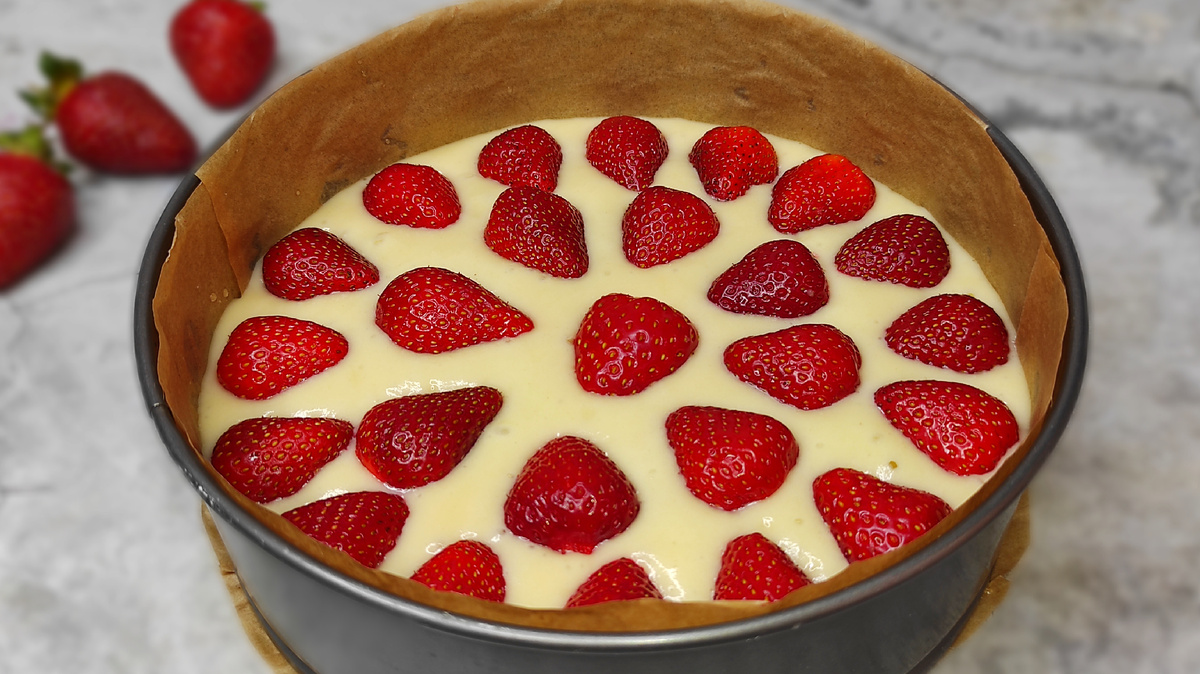 Летний пирог с клубникой, который хочется печь снова и снова