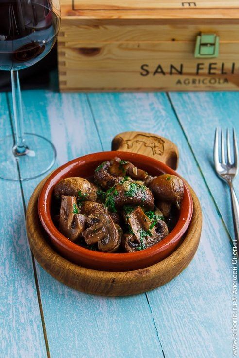 Вкусные шампиньоны с чесноком и петрушкой: секреты испанской закуски