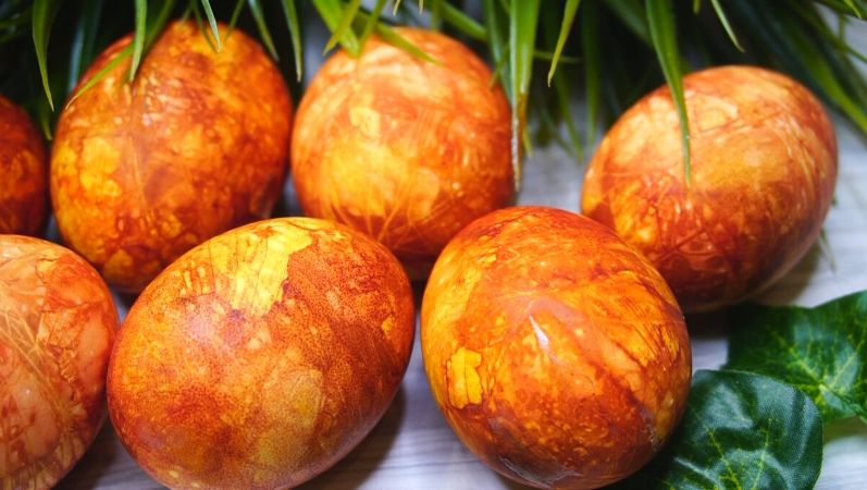 Как окрасить яйца лукой: простой и красивый способ