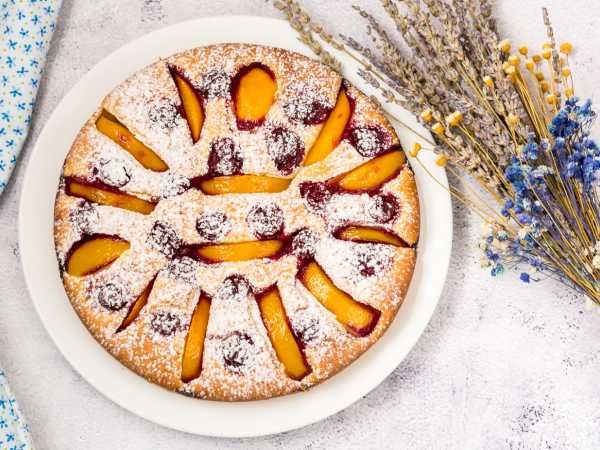 Сочный пирог с персиками и вишней: удовольствие для всей семьи