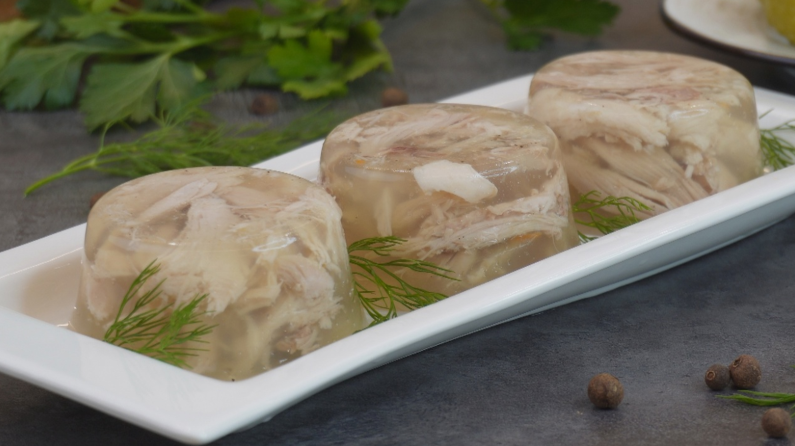 Быстрый холодец без желатина: как удивить гостей за 20 минут