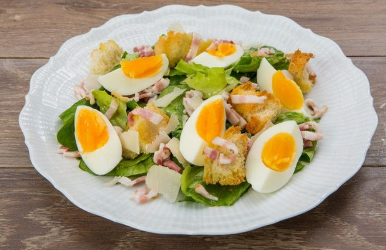 Как приготовить теплый салат с яйцом и беконом: простой рецепт