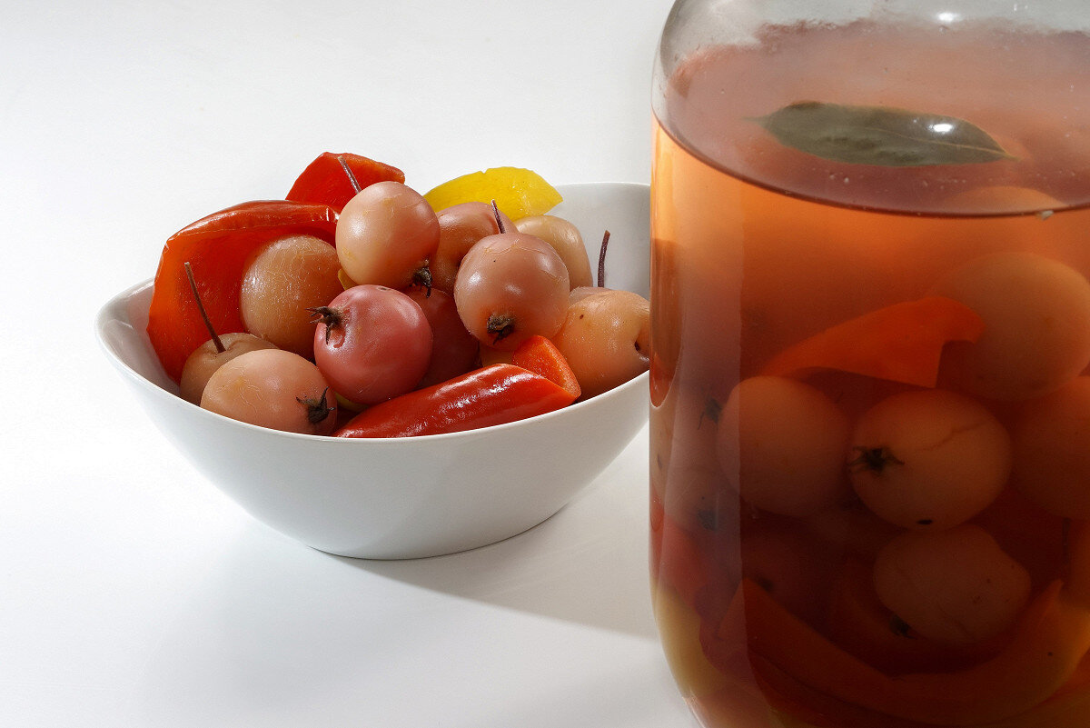 Незабываемые маринованные ранетки с ярким сладким перцем