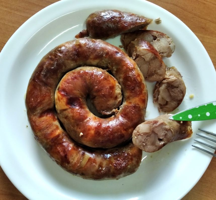 Ароматная домашняя колбаса с чесноком: секреты приготовления