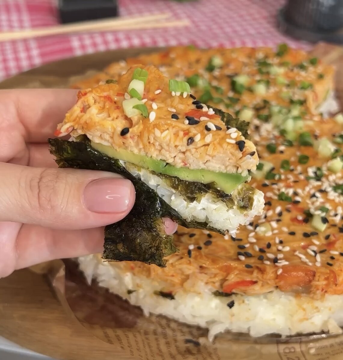 Легкий рецепт суши-торта: порадуйте гостей и себя вкусным деликатесом