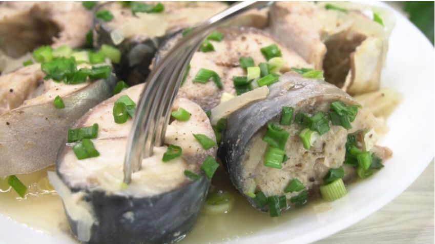 Скумбрия на луковой подушке: вкусно и быстро!