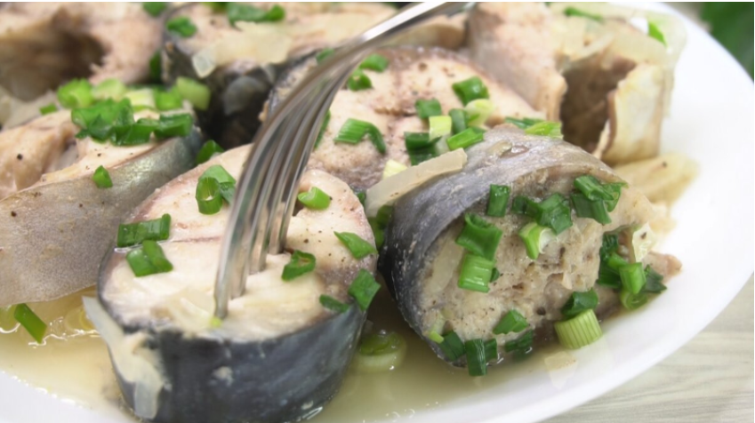 Скумбрия на луковой подушке: вкусно и быстро!