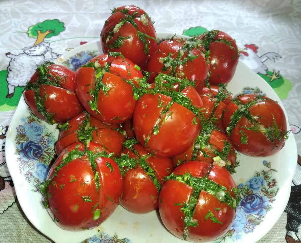 Незабываемые малосольные помидоры: простой и вкусный рецепт