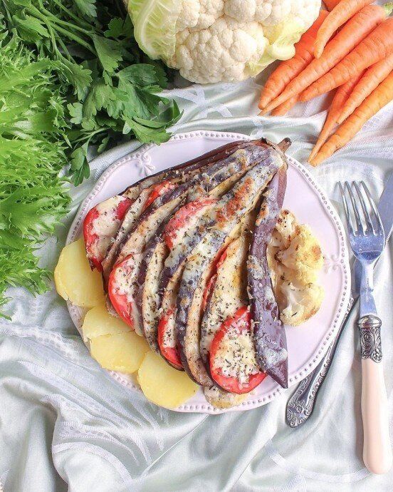 Вкусные запечённые баклажаны с помидорами и сыром
