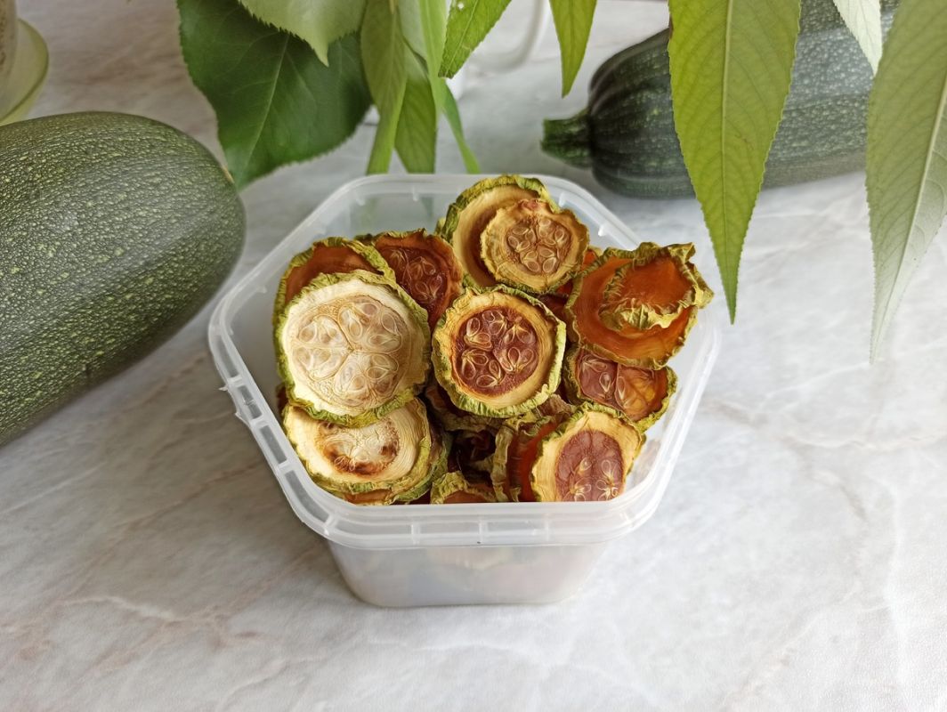 Кабачки по-новому: как приготовить закуску, похожую на чипсы