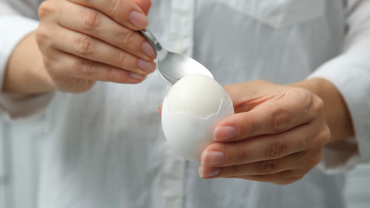 Секреты идеальной очистки вареного яйца: советы от кулинаров