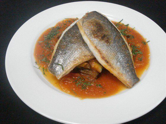 Филе дорады с ратауем под томатным соусом