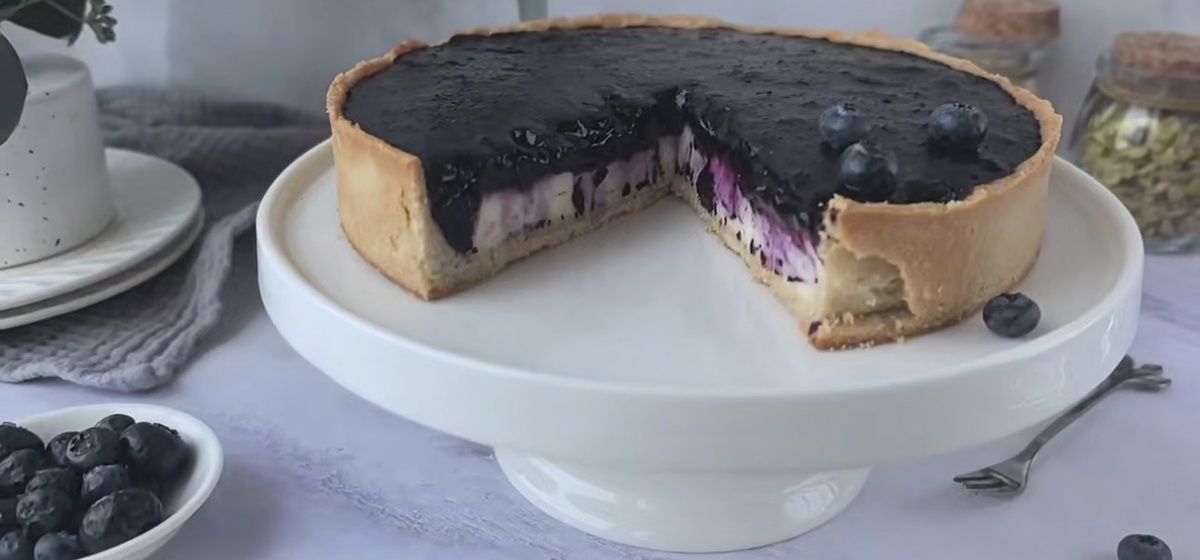 Сладкий соблазн: пирог с черникой и кремом без сахара