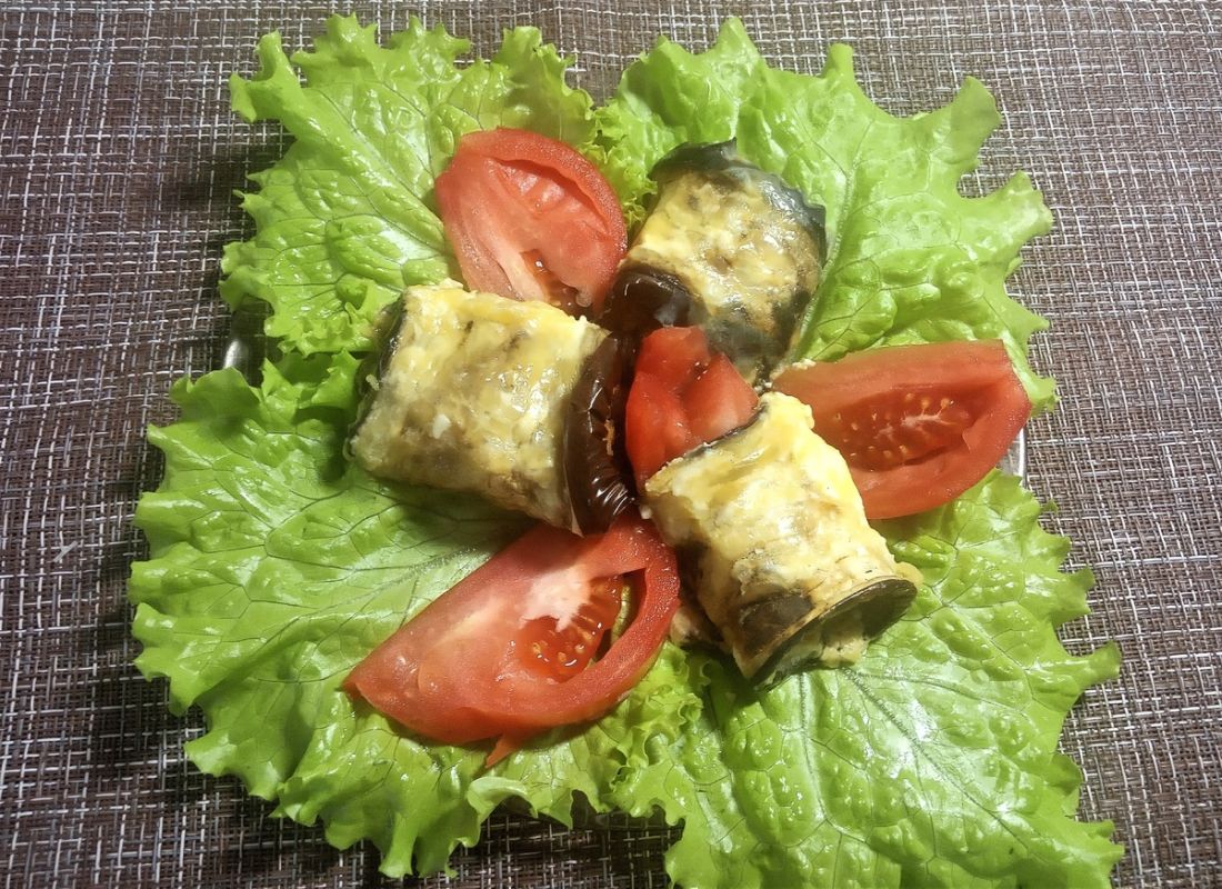 Нежные мини-рулеты из баклажанов с фаршем и сыром: идеальное блюдо на любой стол