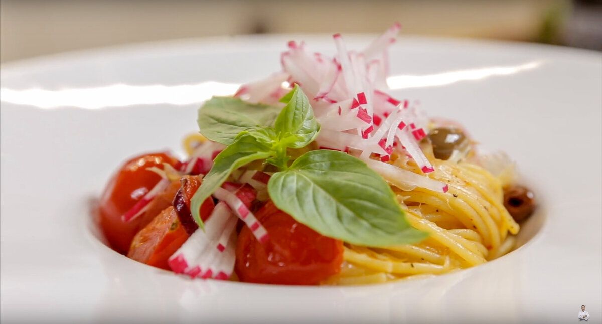 Паста с томатами и копченым сыром: уютный ужин за 30 минут