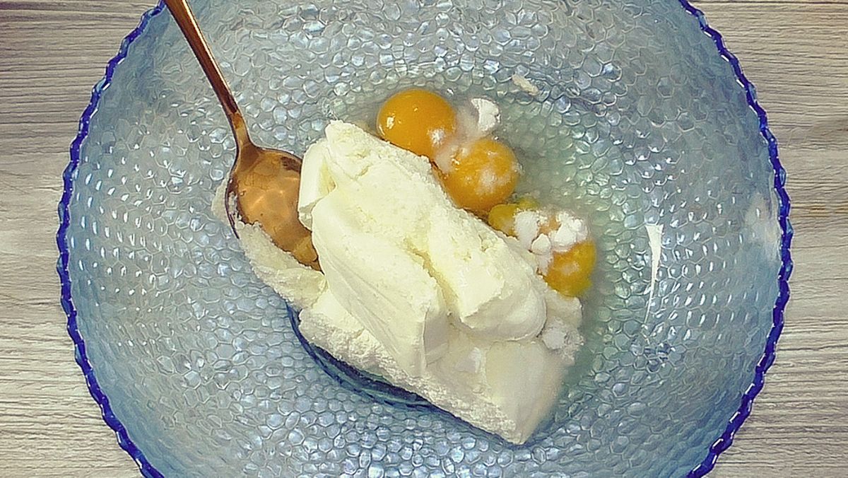 Вкус детства: легкий рецепт творожных пончиков с шоколадом