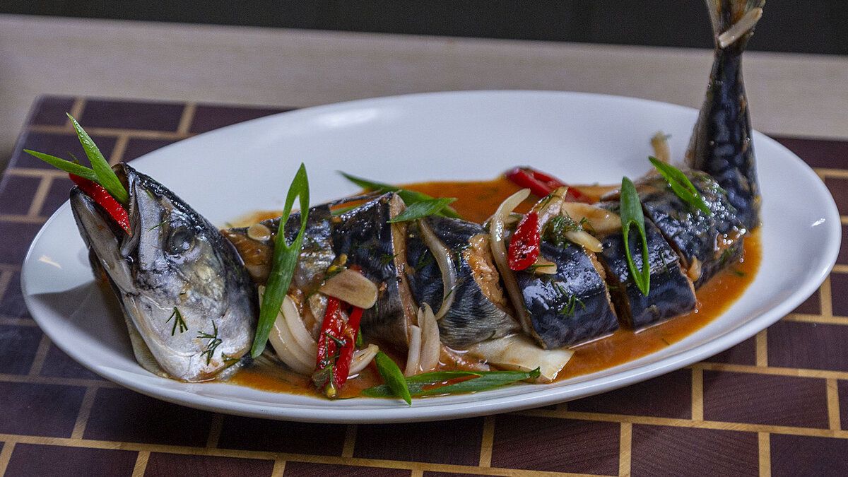 Нежная скумбрия с овощами: быстрый и вкусный рецепт