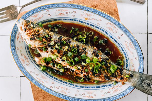 Рыба на пару с соусом из чёрных бобов: как достичь китайского вкуса за 15 минут