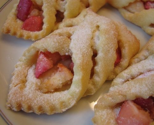 Нежные плетенки с яблоками для уютного чаепития