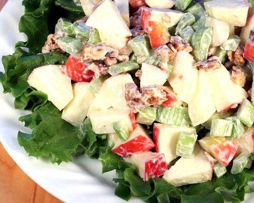 Легкий и свежий салат: бананы, яблоки и сельдерей для летнего настроения