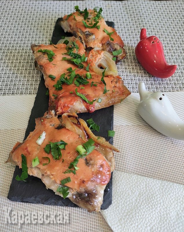 Белая форель в сметано-томатном соусе: главное блюдо для кето-меню