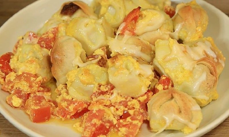 Как запечь пельмени с помидорами и сметанно-яичной заливкой