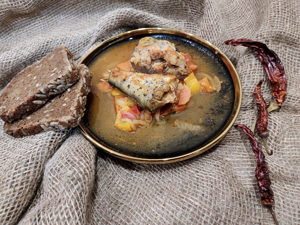 Нежный минтай с овощами в домашнем кетчупе