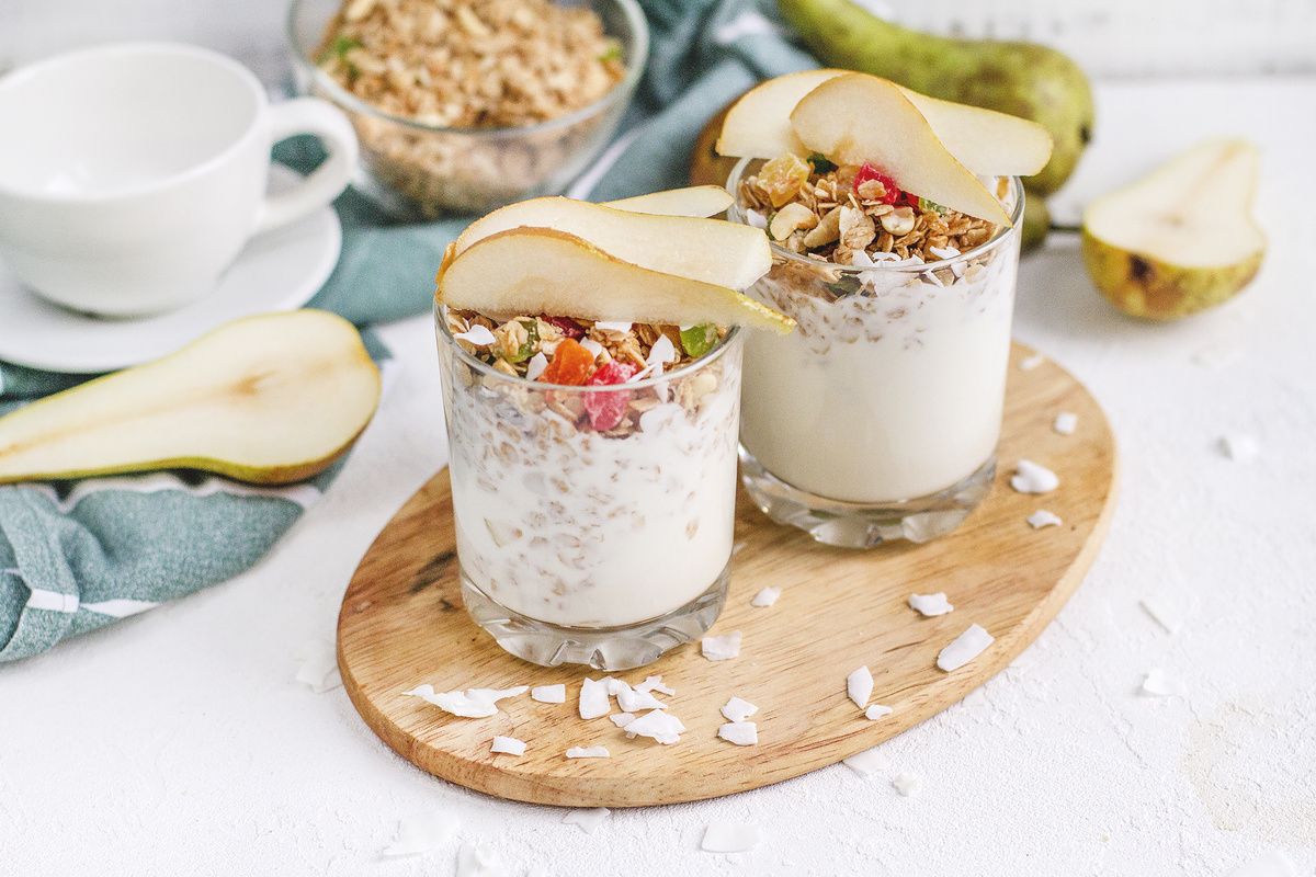 Незабываемая тропическая гранола с кокосом и грушей для завтрака