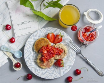 Сырники в духовке с клубничным соусом