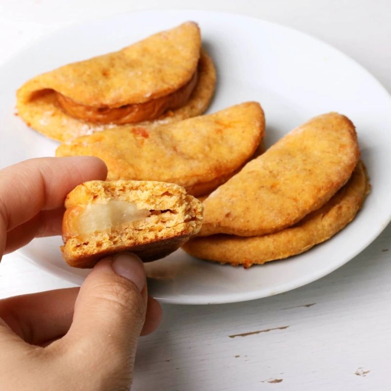 Нежные творожные печенья с курагой и яблоками: быстро и без сахара