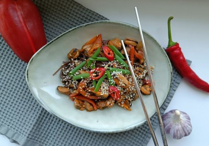 Рисовая лапша с мидиями и овощами в азиатском стиле