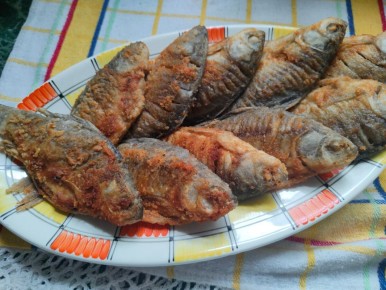 Идеальный рецепт жареной рыбы: как приготовить карасиков