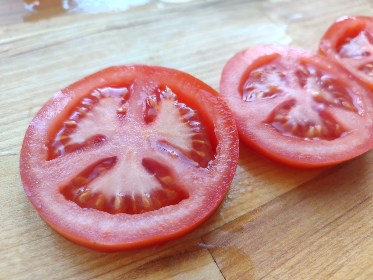 Вкусные закуски из помидоров: три простых и универсальных рецепта