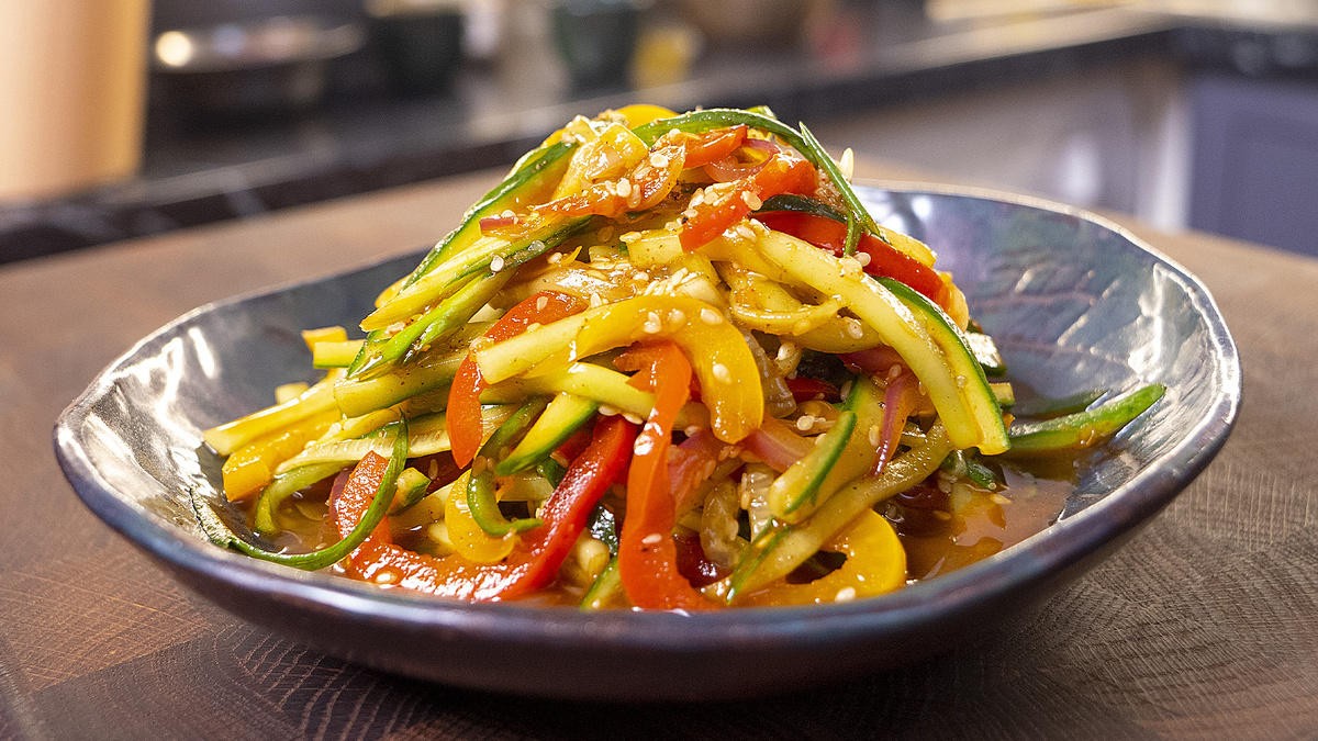 Салат по-азиатски: свежесть огурцов и сладость перца