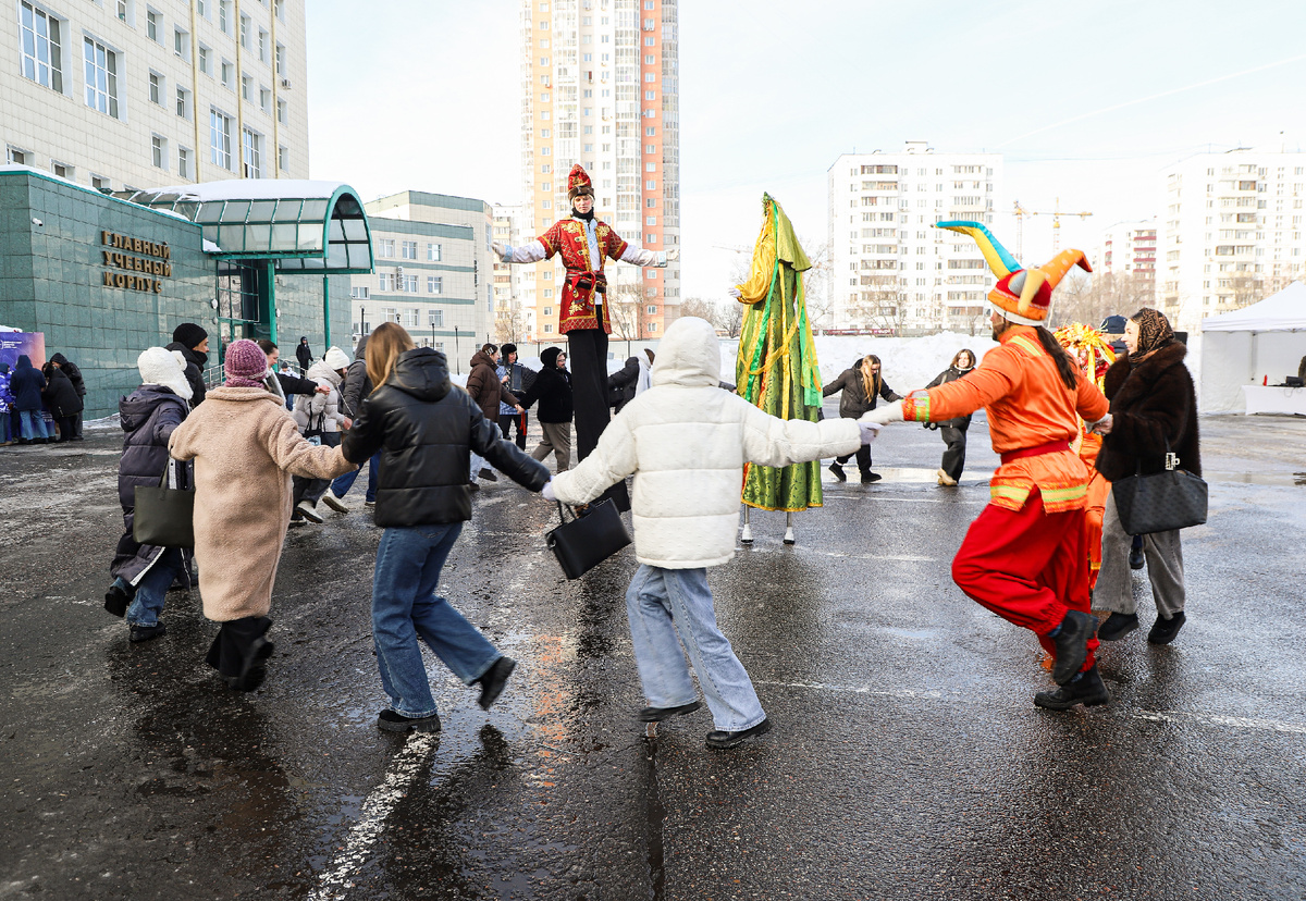 Скоро весна: ГУУ отпраздновал Масленицу с блинами и народными забавами