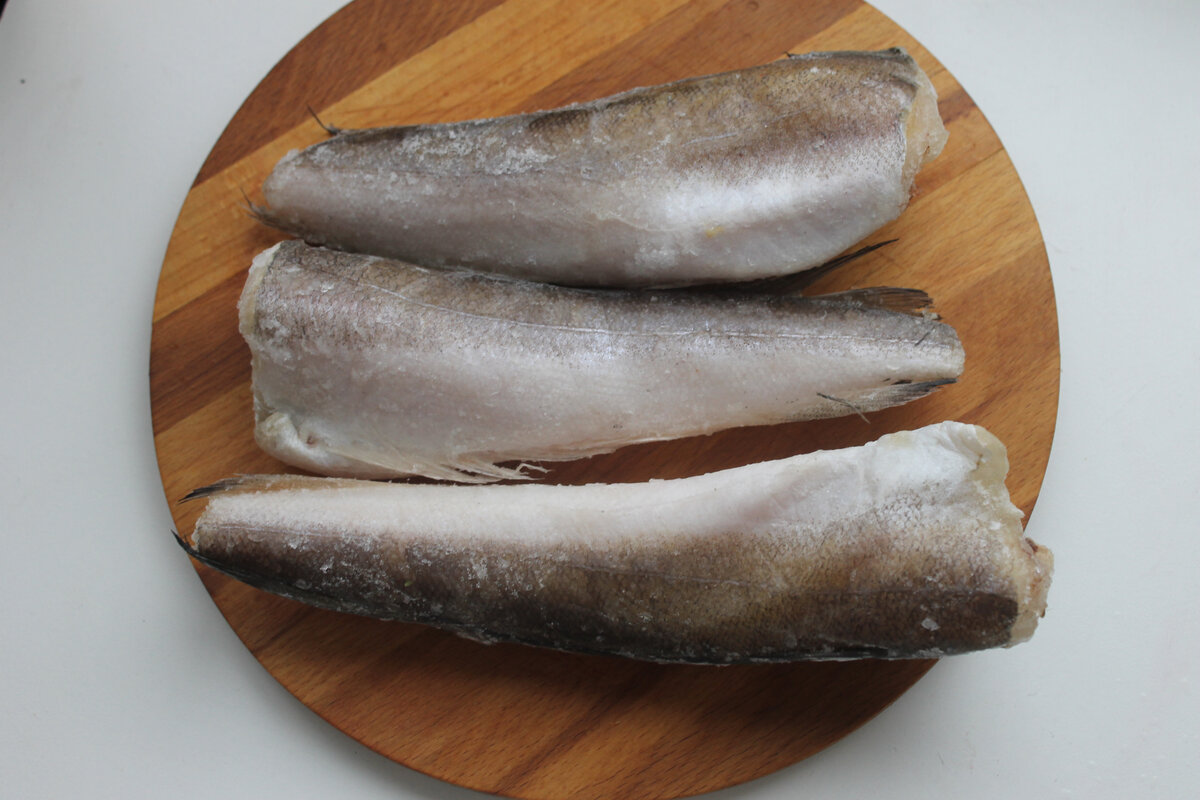 Легкий и вкусный хек в сметанной заливке: как запечь рыбу с луком