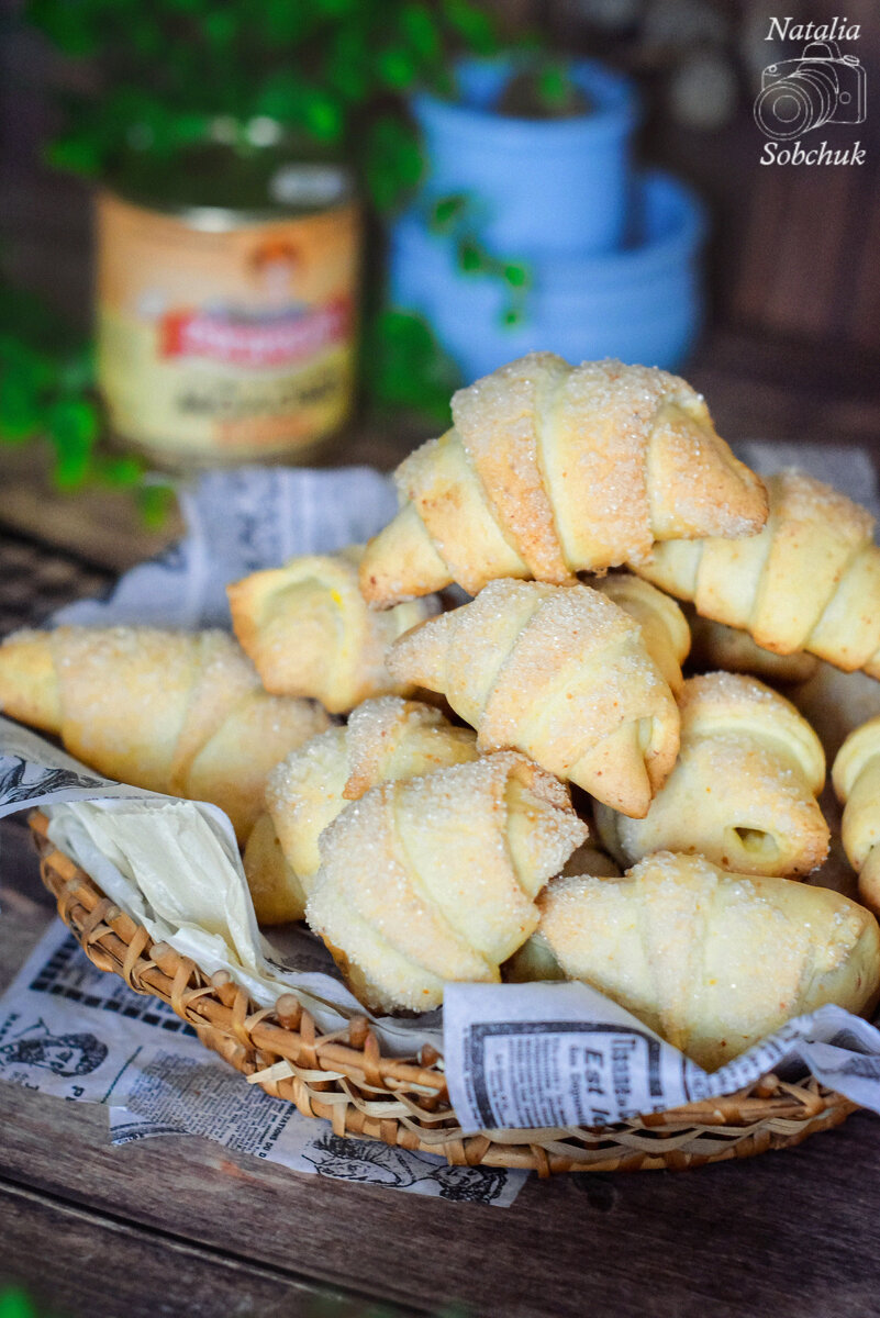Творожно-песочные рогалики с варёной сгущёнкой