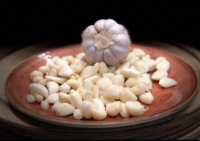 Почему чеснок синеет при мариновании и безопасно ли это