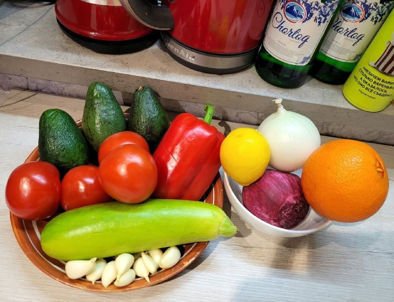 Салат из свеклы и кабачка с пикантной заправкой из авокадо