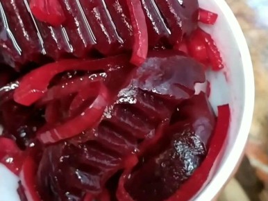 Ароматная закуска из свежей свёклы: просто, быстро и вкусно