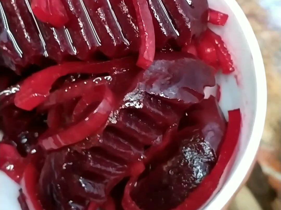 Ароматная закуска из свежей свёклы: просто, быстро и вкусно