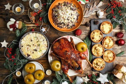 Бюджетный новогодний стол на 2026 год: идейное меню для праздничного ужина