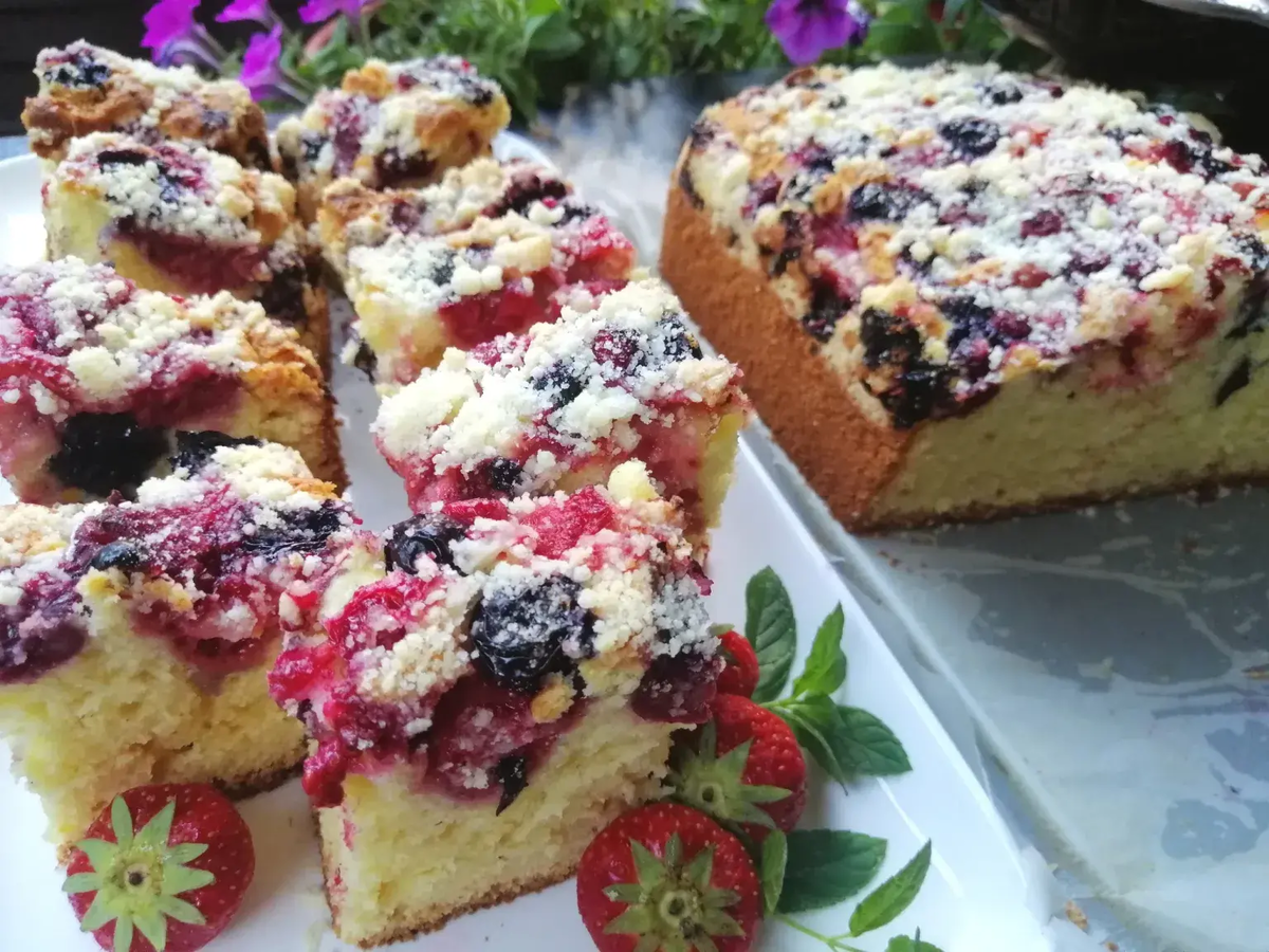 Простой бисквитный пирог с ягодами для уютного вечера