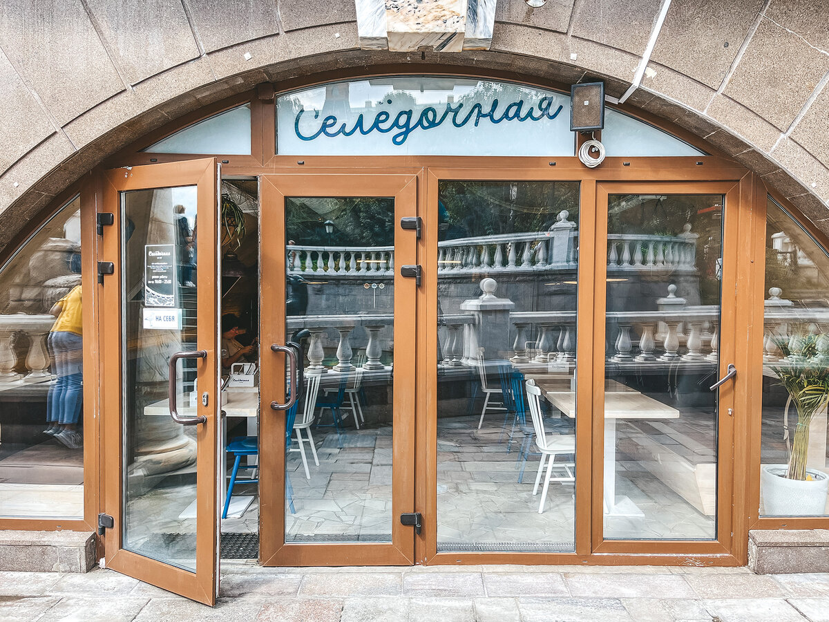 Бургер с рыбой и другие необычные блюда: что ждет в закусочной «Селёдочная»